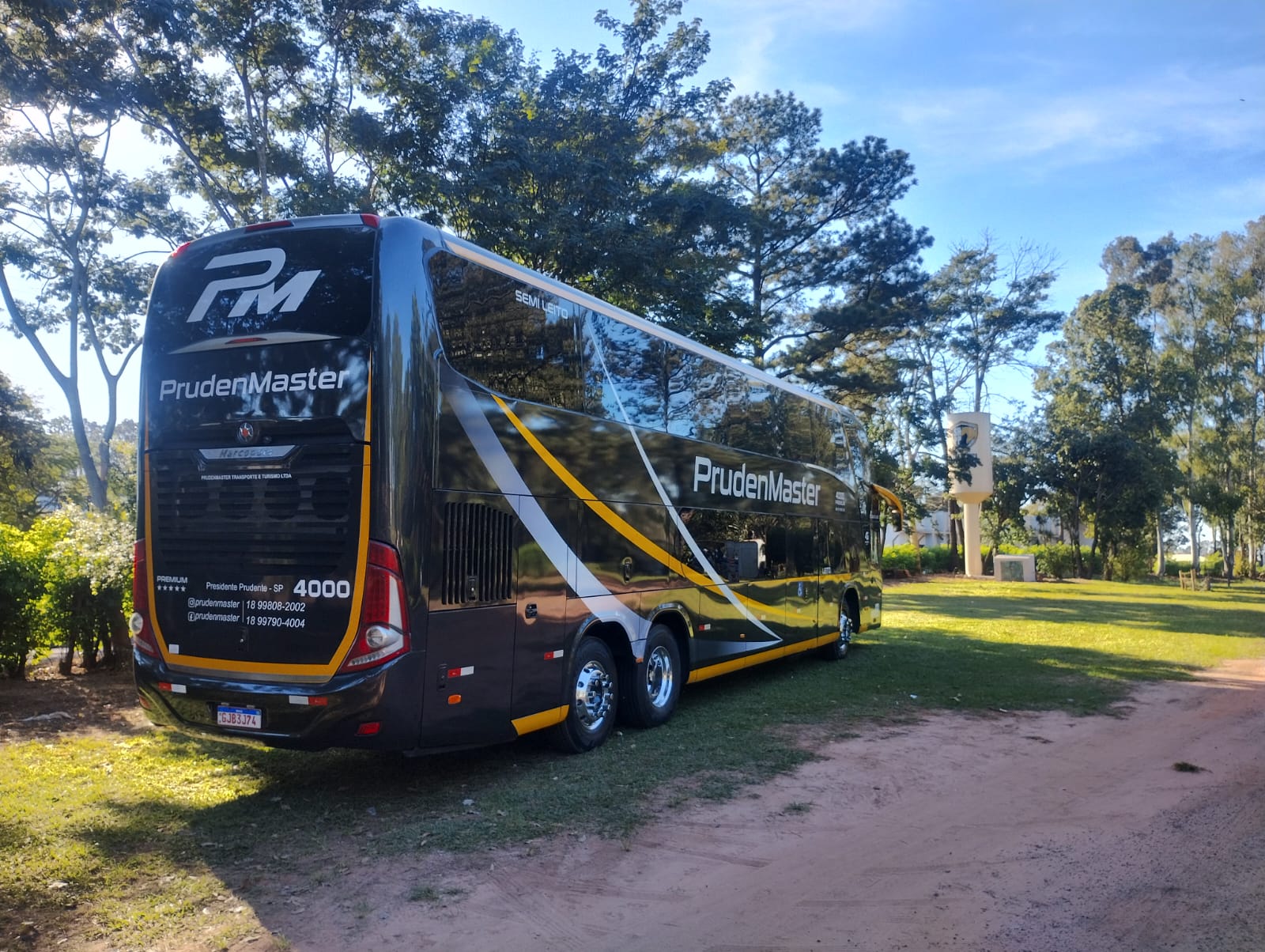 Traseira do ônibus 4000 com identidade Pruden Master