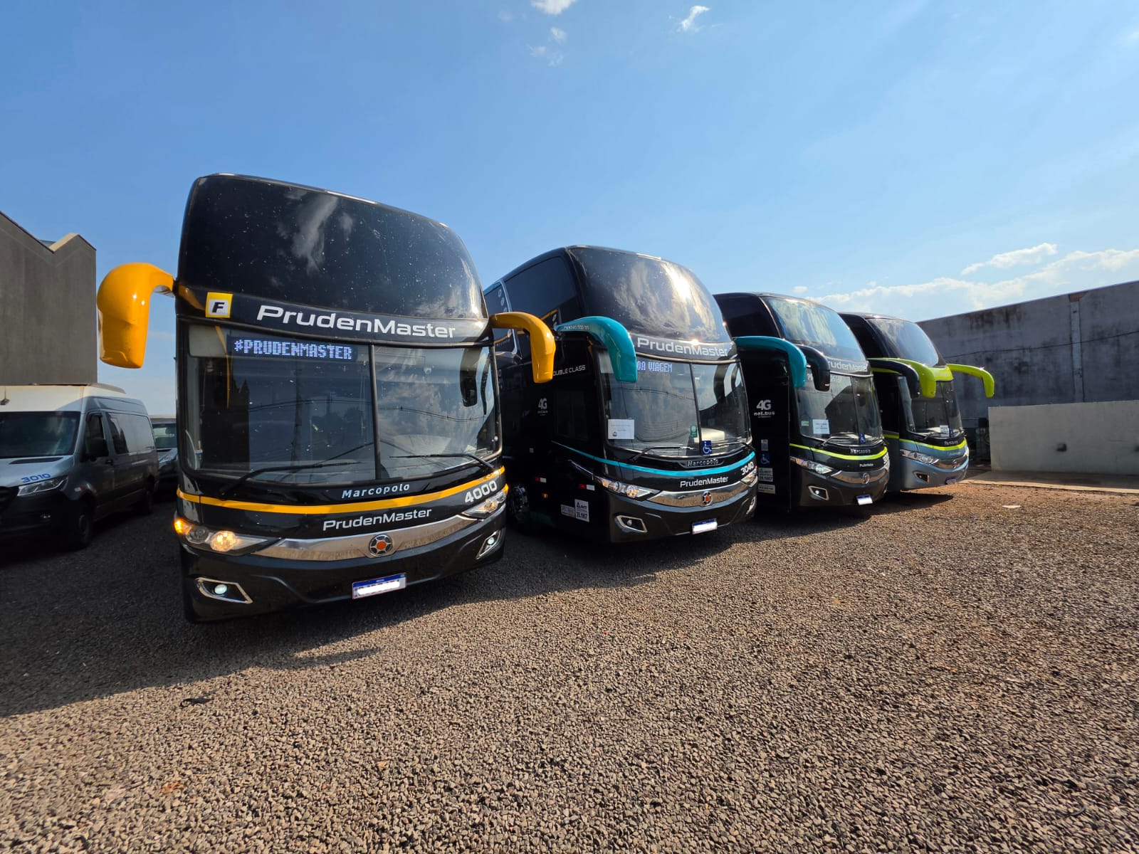 Frota completa de ônibus da Pruden Master alinhada na garagem