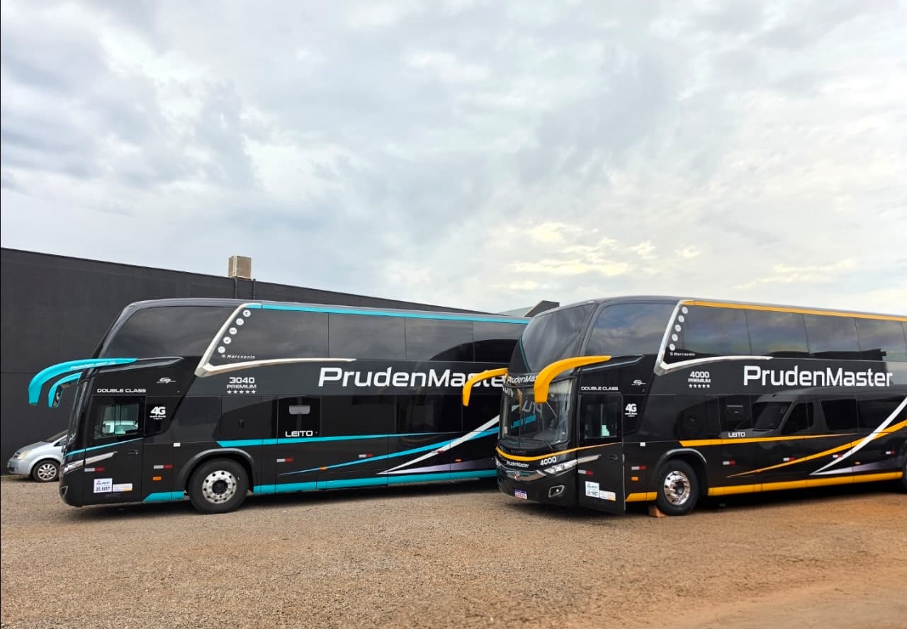 Dois ônibus double class da frota Pruden Master